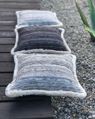 Poduszka Sahara Day 45x45cm z jasnymi frędzlami.