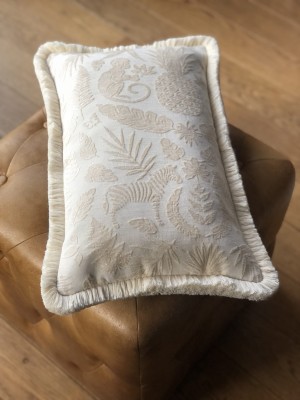 Poduszka z frędzlami "Jungle in white" 30x50cm. OSTATNIA SZTUKA!