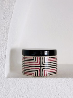 Pojemnik ceramiczny z pokrywą.