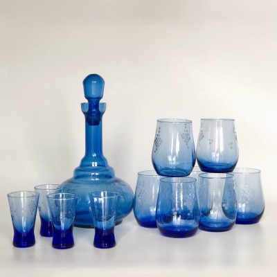 Zestaw szklany karafka ze szklaneczkami i kieliszkami.
