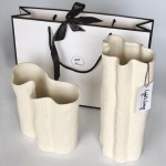 Zestaw na prezent: dwa ceramiczne wazony Flovilla o oryginalnych formach.