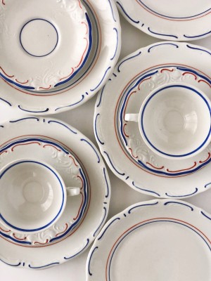 Zestaw porcelany Wałbrzych "Fryderyka" dla 6 osób, niebiesko - czerwone zdobienia