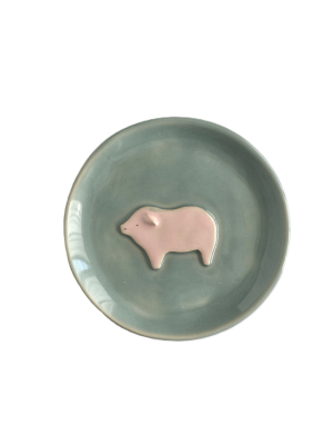Talerzyk ceramiczny ze świnką, ręcznie wykonany w pracowni ceramicznej.