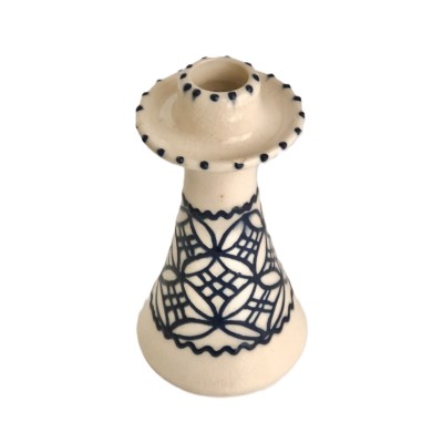 Ceramiczny świecznik w granatowe zdobienia.