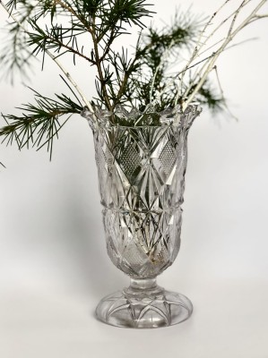 Wazon kryształowy na stopce z falbanką.